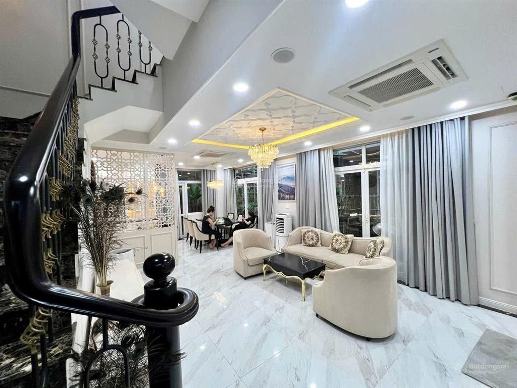 Bán nhanh căn nhà phố 75m2 đã có sổ, hướng đb phong thuỷ tốt, giá 10 tỷ