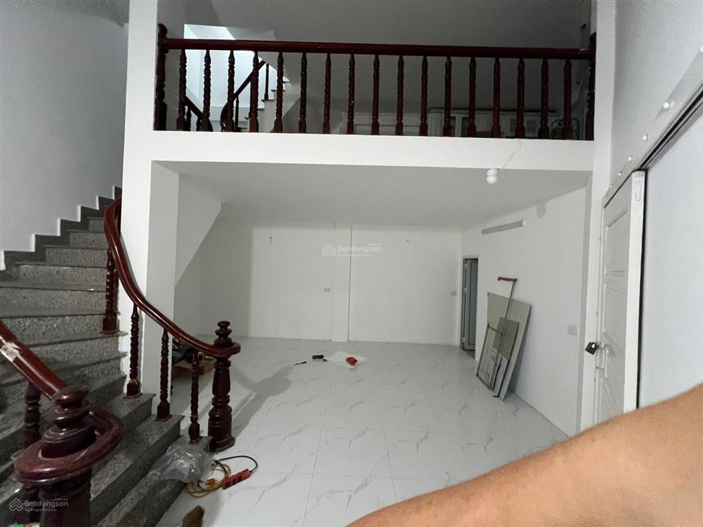 Cho thuê nhà riêng hoàng quốc việt 50m2, 4 tầng ô tô đỗ cửa 15tr/th