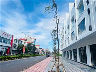 Cần tiền gấp nên tôi chấp nhận bán rẻ căn shophouse mặt đường ql39 trung tâm thị trấn diêm điền