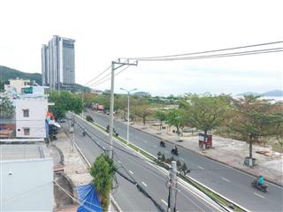 Bán nhà 3 tầng mặt tiền đường Phạm Văn Đồng, view biển, mặt tiền đường rộng 26m