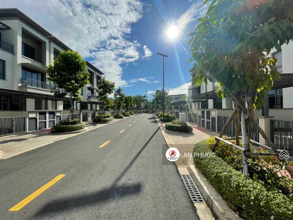 Bán căn nhà phố small swan park đông sài gòn, ngay trung tâm tp mới nhơn trạch cửa ngõ sân bay