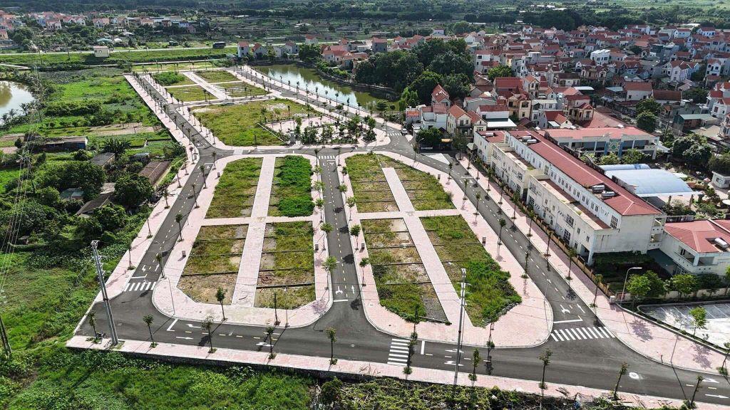 - Chính chủ bán lô đất góc đấu giá Tiền Yên LK1 – 5 đường to 15m, giá rẻ vị trí đẹp đắc địa