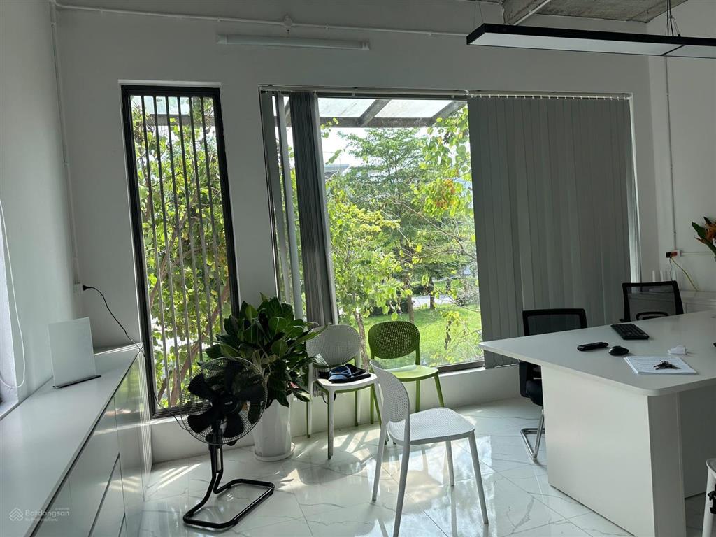 Cho thuê văn phòng dt 25m2 tiện làm vp, địa điểm công ty ô tô đỗ cửa.  0965 855 ***