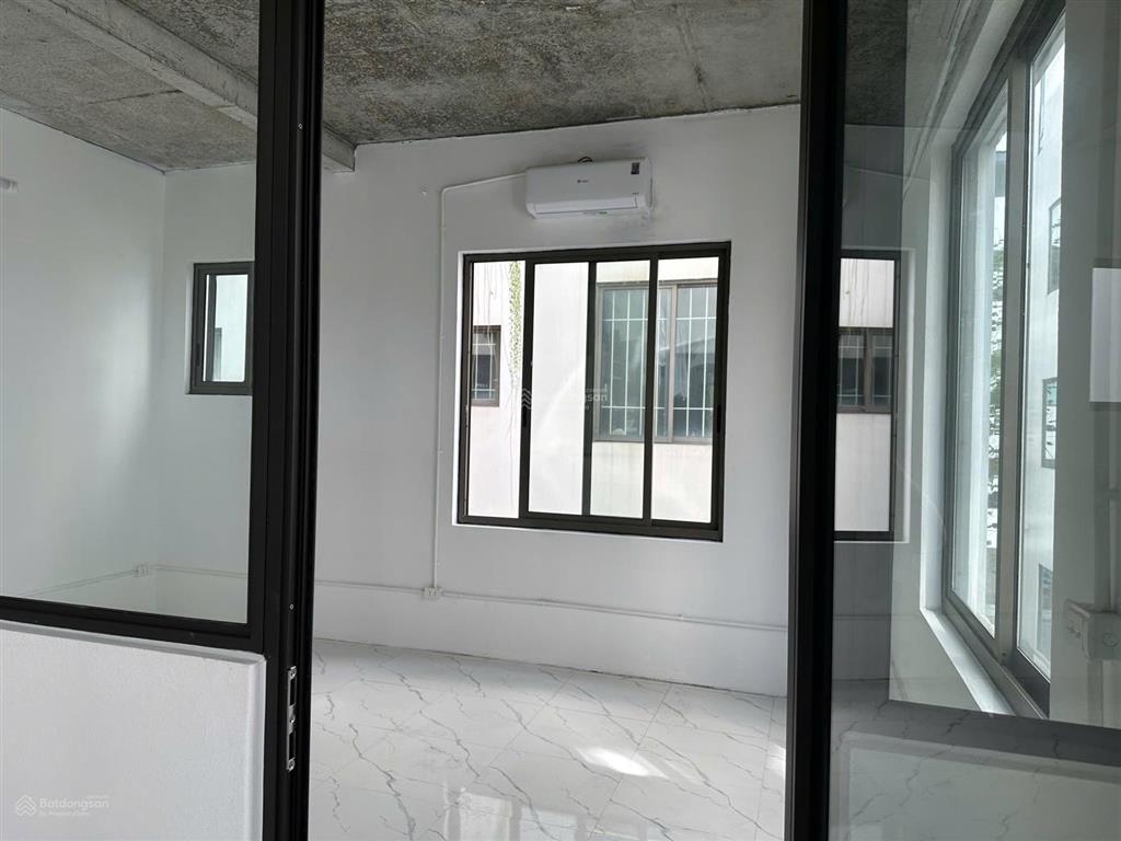 Cho thuê văn phòng dt 25m2 tiện làm vp, địa điểm công ty ô tô đỗ cửa.  0965 855 ***