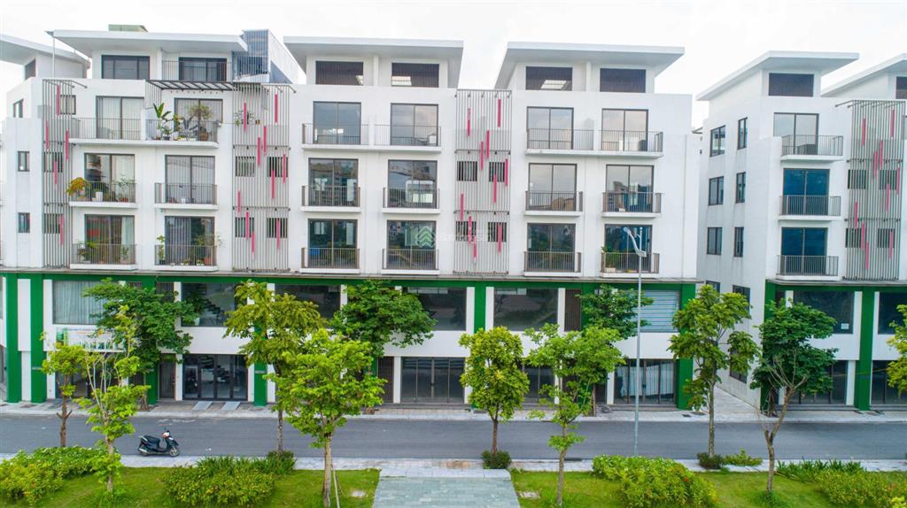 Cần chuyển nhượng căn 99,2m2, mt 6,2m gần bệnh viện oto đỗ cửa tiện kd, vp ở.  0965 855 ***
