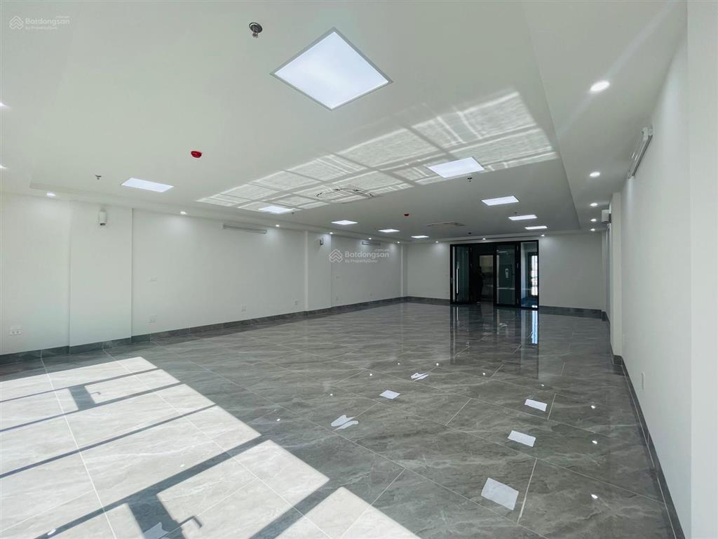 Cho thuê tòa nhà mặt phố đỗ quang  hoàng ngân, cầu giấy. dt 140m2, 9 tầng, lô góc mt. giá 95 tr/th