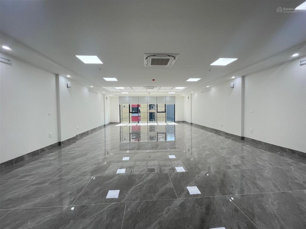 Cho thuê tòa nhà mặt phố đỗ quang  hoàng ngân, cầu giấy. dt 140m2, 9 tầng, lô góc mt. giá 95 tr/th