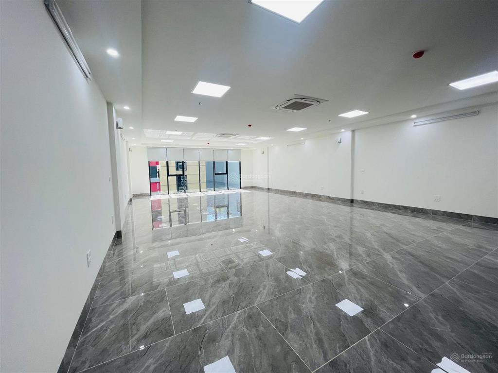 Cho thuê tòa nhà mặt phố đỗ quang  hoàng ngân, cầu giấy. dt 140m2, 9 tầng, lô góc mt. giá 95 tr/th