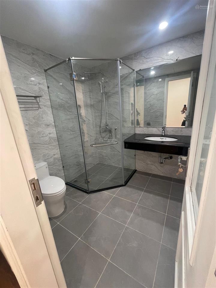 Cho thuê tòa nhà mặt phố đỗ quang  hoàng ngân, cầu giấy. dt 140m2, 9 tầng, lô góc mt. giá 95 tr/th