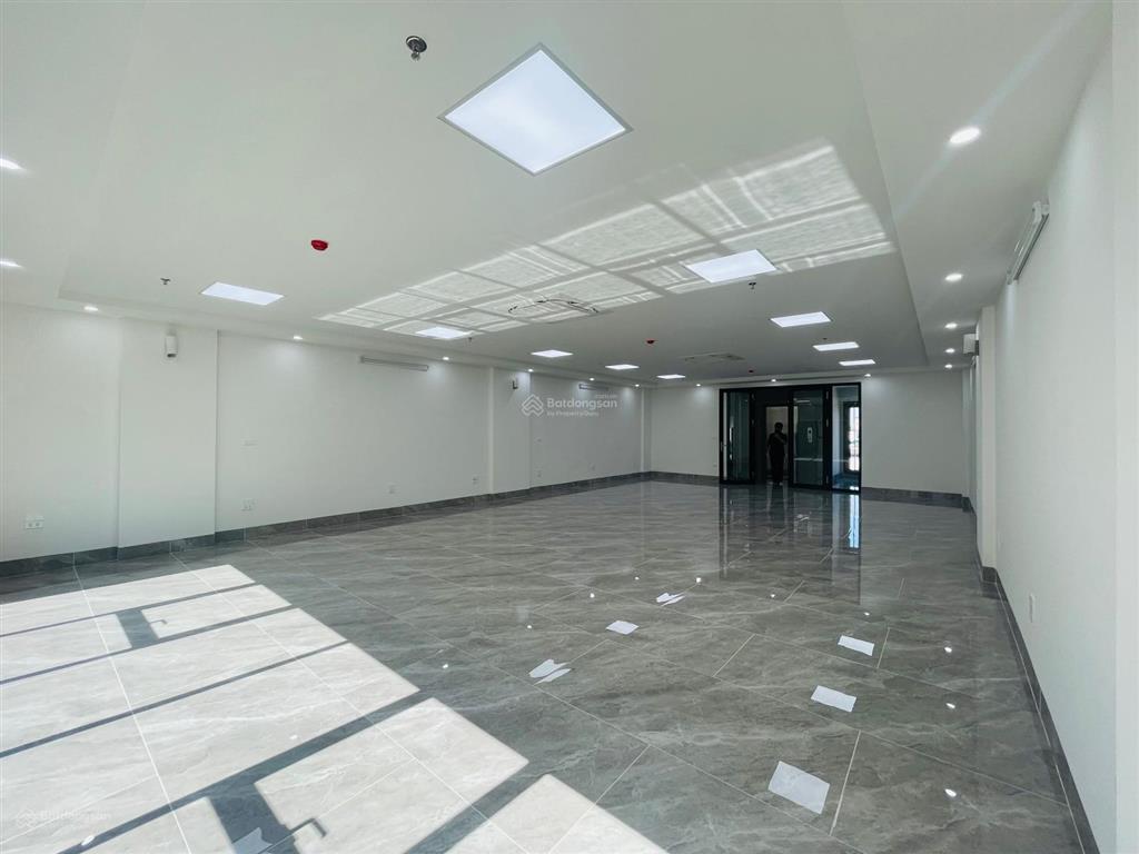 Cho thuê tòa nhà mặt phố đỗ quang  hoàng ngân, cầu giấy. dt 140m2, 9 tầng, lô góc mt. giá 95 tr/th