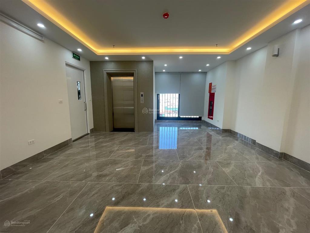 Cho thuê tòa nhà mặt phố đỗ quang  hoàng ngân, cầu giấy. dt 140m2, 9 tầng, lô góc mt. giá 95 tr/th