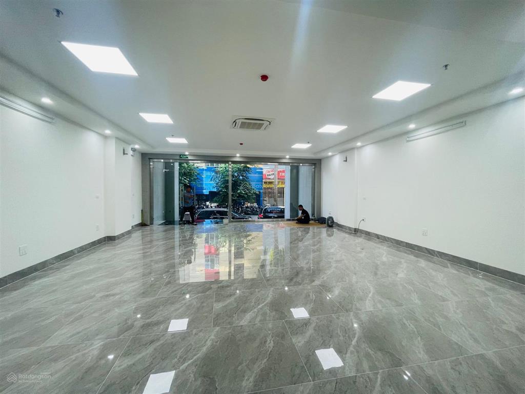 Cho thuê tòa nhà mặt phố đỗ quang  hoàng ngân, cầu giấy. dt 140m2, 9 tầng, lô góc mt. giá 95 tr/th