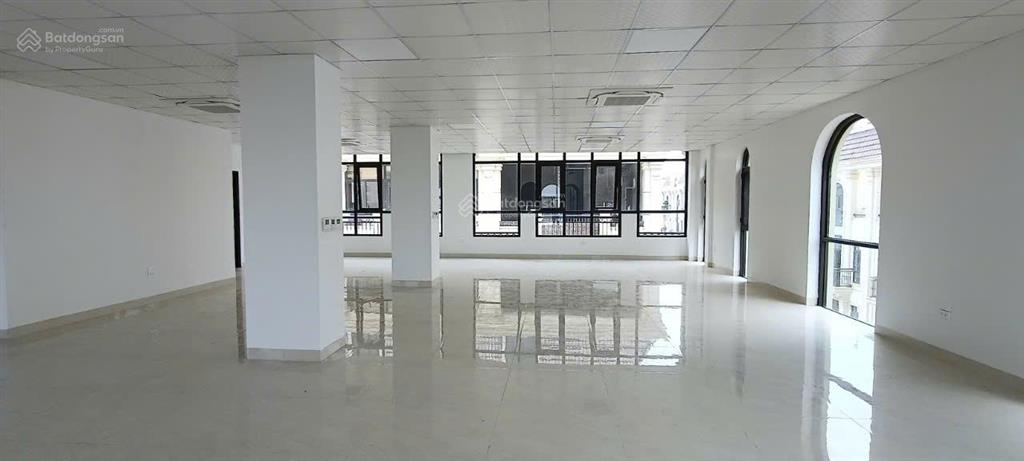 Cho thuê sàn văn phòng căn góc siêu đẹp kv ngã tư vạn phúc, tố hữu hà đông. dt 200m2. giá 27 triệu