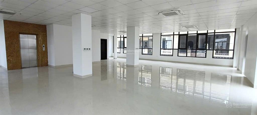 Cho thuê sàn văn phòng căn góc siêu đẹp kv ngã tư vạn phúc, tố hữu hà đông. dt 200m2. giá 27 triệu