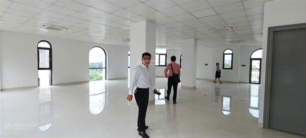 Cho thuê sàn văn phòng căn góc siêu đẹp kv ngã tư vạn phúc, tố hữu hà đông. dt 200m2. giá 27 triệu