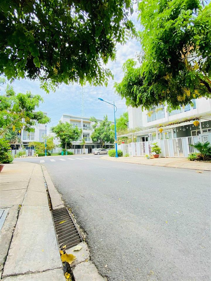 Nhà mega village 80m2 có nội thất đường 20m, 4pn 3wc, sổ hồng, hướng đón gió, 0908 119 ***