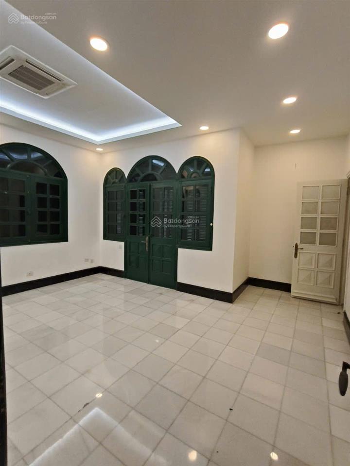 Cho thuê biệt thự 5 tầng mặt phố âu cơ, tây hồ, phù hợp làm trường học, văn phòng công ty