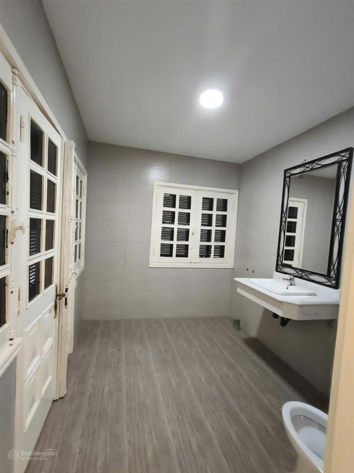 Cho thuê biệt thự 5 tầng mặt phố âu cơ, tây hồ, phù hợp làm trường học, văn phòng công ty