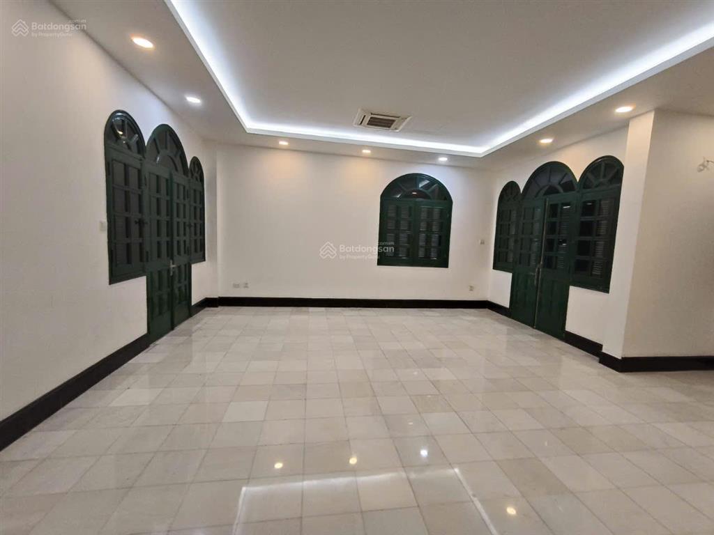 Cho thuê biệt thự 5 tầng mặt phố âu cơ, tây hồ, phù hợp làm trường học, văn phòng công ty
