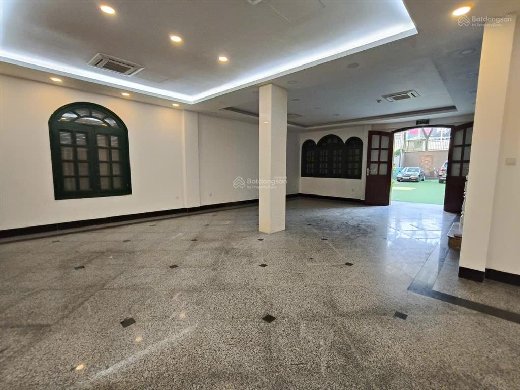 Cho thuê biệt thự 5 tầng mặt phố âu cơ, tây hồ, phù hợp làm trường học, văn phòng công ty