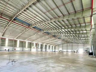 Cho thuê tổng dt 27.000m2 (kho 12.000m2)  giá 700 triệu/th ( giá rẻ ~25k/m2). xưởng tiêu chuẩn.