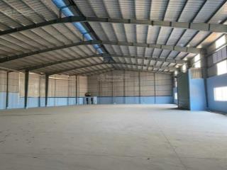 Tổng dt 3.500m2 (dt kho 2.500m2, sân 800m2, vp 200m2) giá  200 triệu/th  cont 40f  có pccc