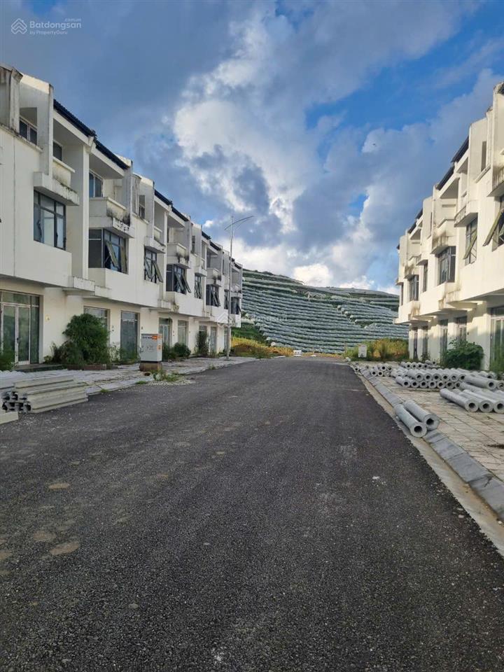 Bán nhà phố sapa trung tâm mặt đường to giá chỉ 4,8tỷ căn nhà 4 tầng 315m2 sử dụng mời 0941 195 ***