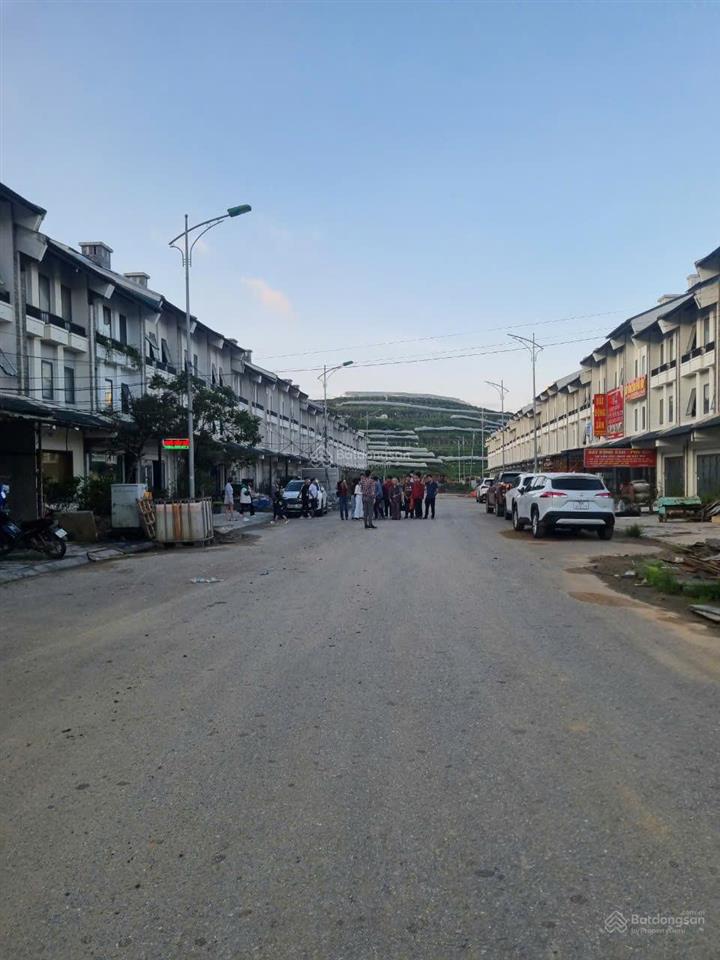 Bán nhà phố sapa trung tâm mặt đường to giá chỉ 4,8tỷ căn nhà 4 tầng 315m2 sử dụng mời 0941 195 ***