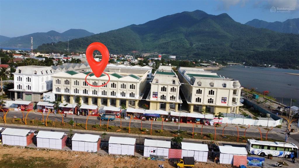 Cần sang nhượng shophouse chợ lăng cô  mặt tiền đường 33m  thuộc khu vực được kd cả ngày lẫn đêm