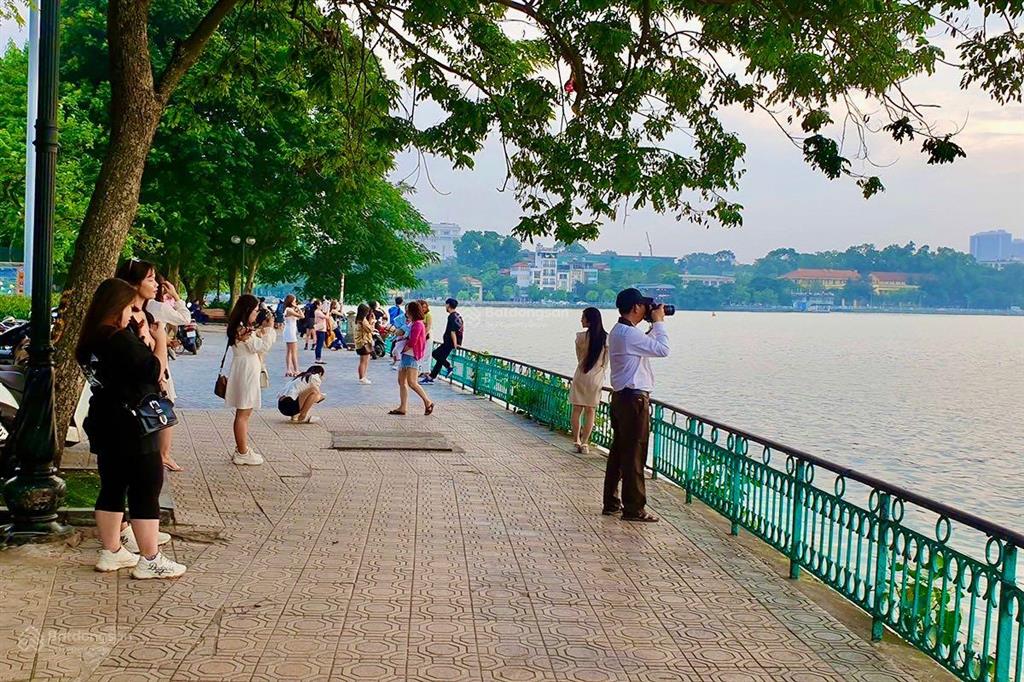 Cần bán nhà mặt phố nhật chiêu, tây hồ. dt sổ 160m2 x mt 7m. vị trí đẹp, sầm uất  view hồ tây đẹp