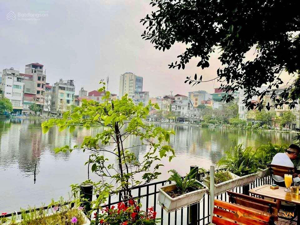Bán nhà mặt hồ đầm tròn phố đội cấn, ba đình. dt 100m2 x 3t mt 4,5m. view trục chính hồ, kd sầm uất