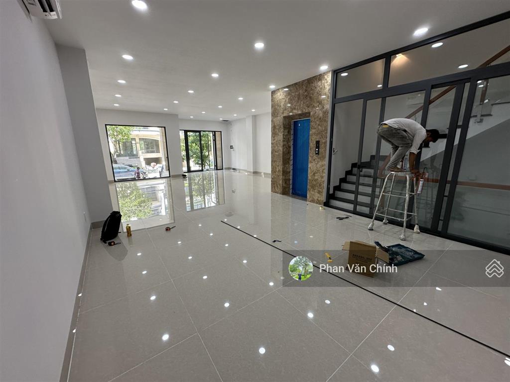 Cho thuê nguyên tầng trệt (5x23m), nhà kđt vạn phúc, hoàn thiện nội thất giá 10tr/th tl