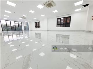 Bán tòa vp lô góc hoàng quốc việt, 121m2, 8 tầng, mt 6.3m, vỉa hè ô tô tránh, 51 tỷ