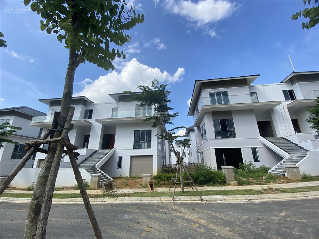 Bán căn đơn lập 586m2 xanh villas. mặt tiền 20m. vuông vắn, view rất đẹp. chủ nhà thiện chí bán.