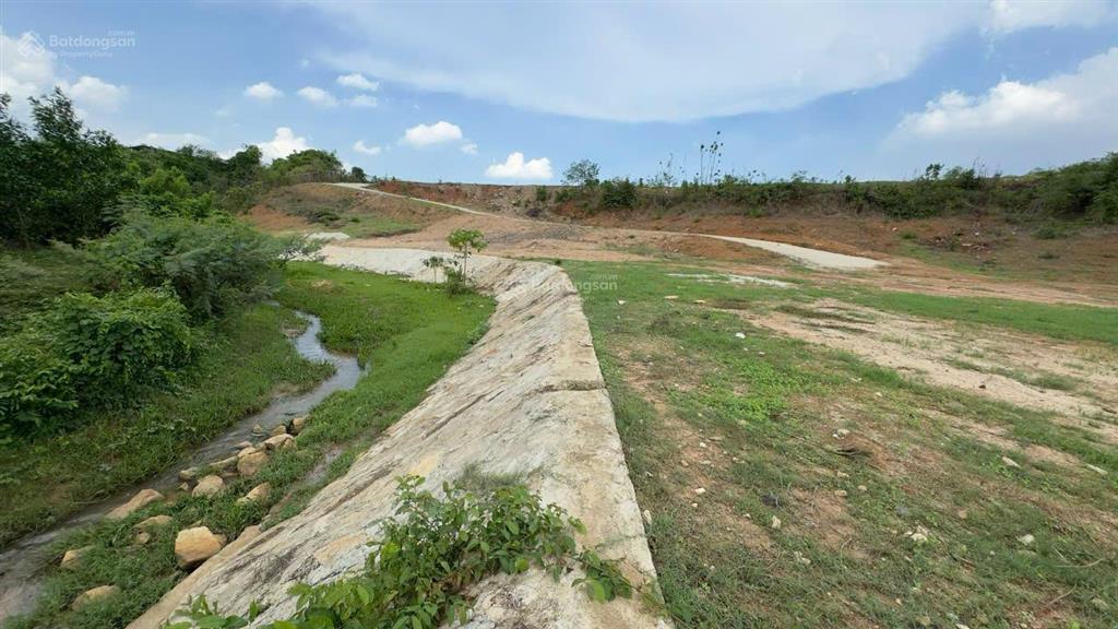 Cần bán 1,2 ha đất thực tế sử dụng 1,5 ha. có 600m2 thổ cư mặt đường 8m gần khu cn cao hắc dịch