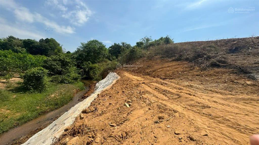 Cần bán 1,2 ha đất thực tế sử dụng 1,5 ha. có 600m2 thổ cư mặt đường 8m gần khu cn cao hắc dịch