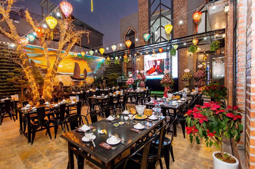 Góc 2mt nguyễn tri phương, vòng xoay q10, dt 18x20m. trệt lầu