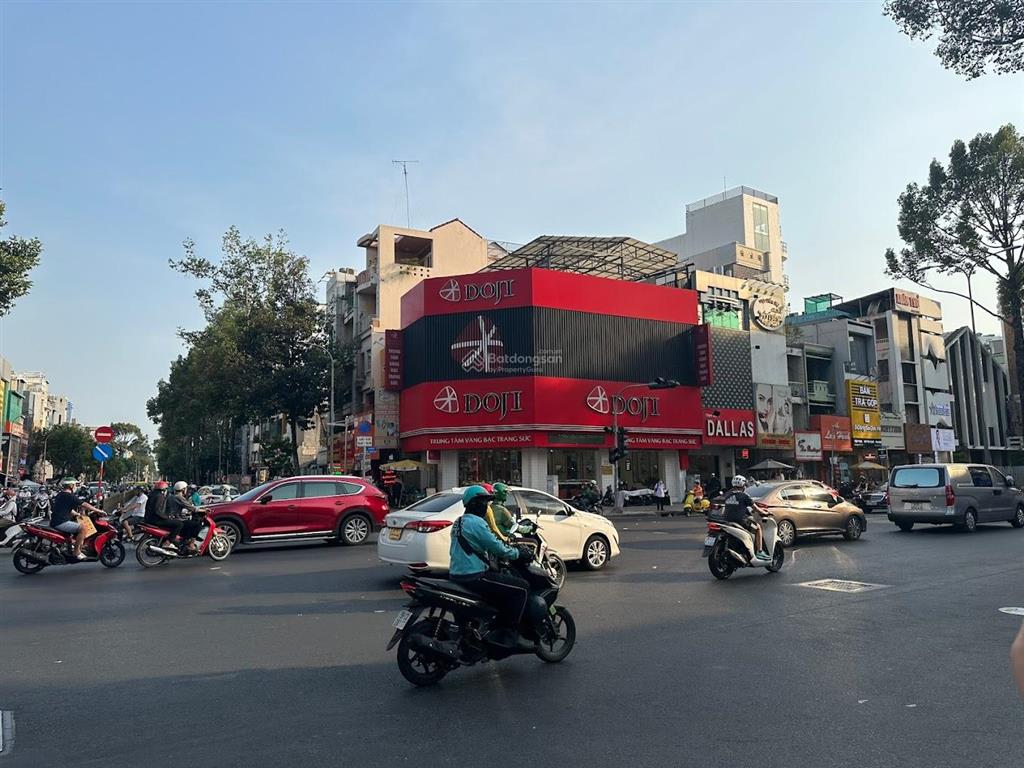 Cho thuê nhà góc 2mt đường 3/2, p10, quận 10. dt 15x20m. trệt lầu