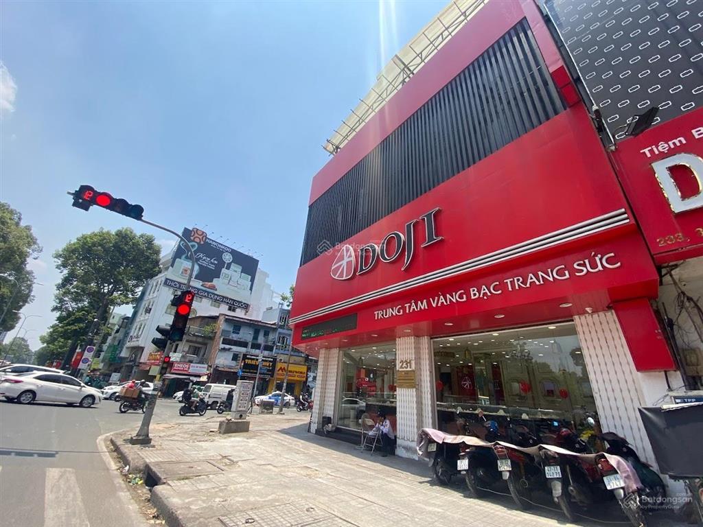 Cho thuê nhà góc 2mt đường 3/2, p10, quận 10. dt 15x20m. trệt lầu