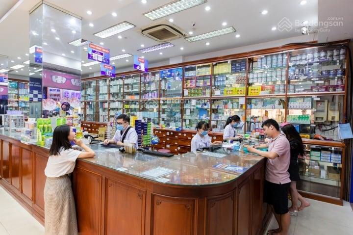 Cho thuê nhà mt đường 3/2, p10, quận 10. dt 10x30m. trệt 3 lầu