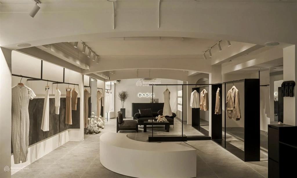 Cho thuê nhà nguyên căn đường huỳnh văn bánh, phường 11, quận phú nhuận. dt 20x40m. trệt lầu