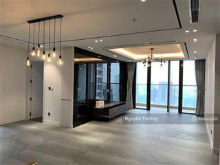 Gia đình mình bán căn hộ 155m2, 4 phòng ngủ, full đồ đẹp, cc vinhomes skylake. giá 13.9 tỷ