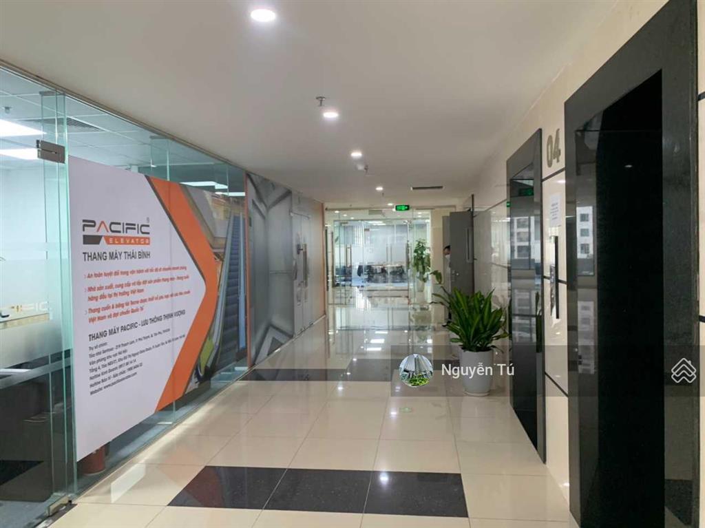 Cđt cho thuê văn phòng ngoại giao đoàn sẵn nội thất. dt 350m2 (có cắt lẻ) vào luôn.  0974 024 ***