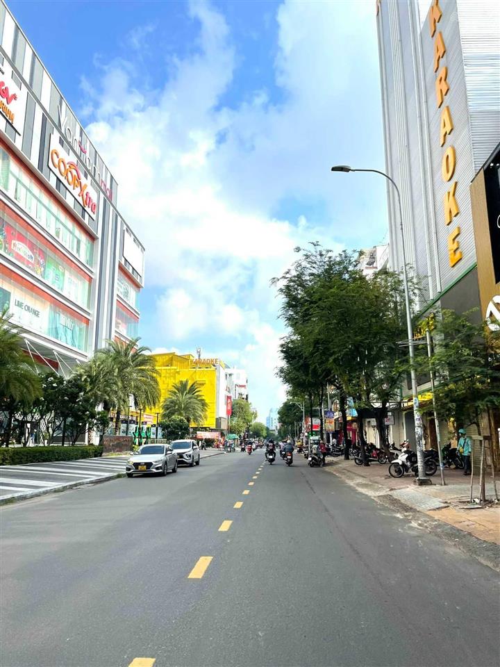 Tòa nhà 20m*15m, hầm 8 tầng góc 2mt cao thắng q10