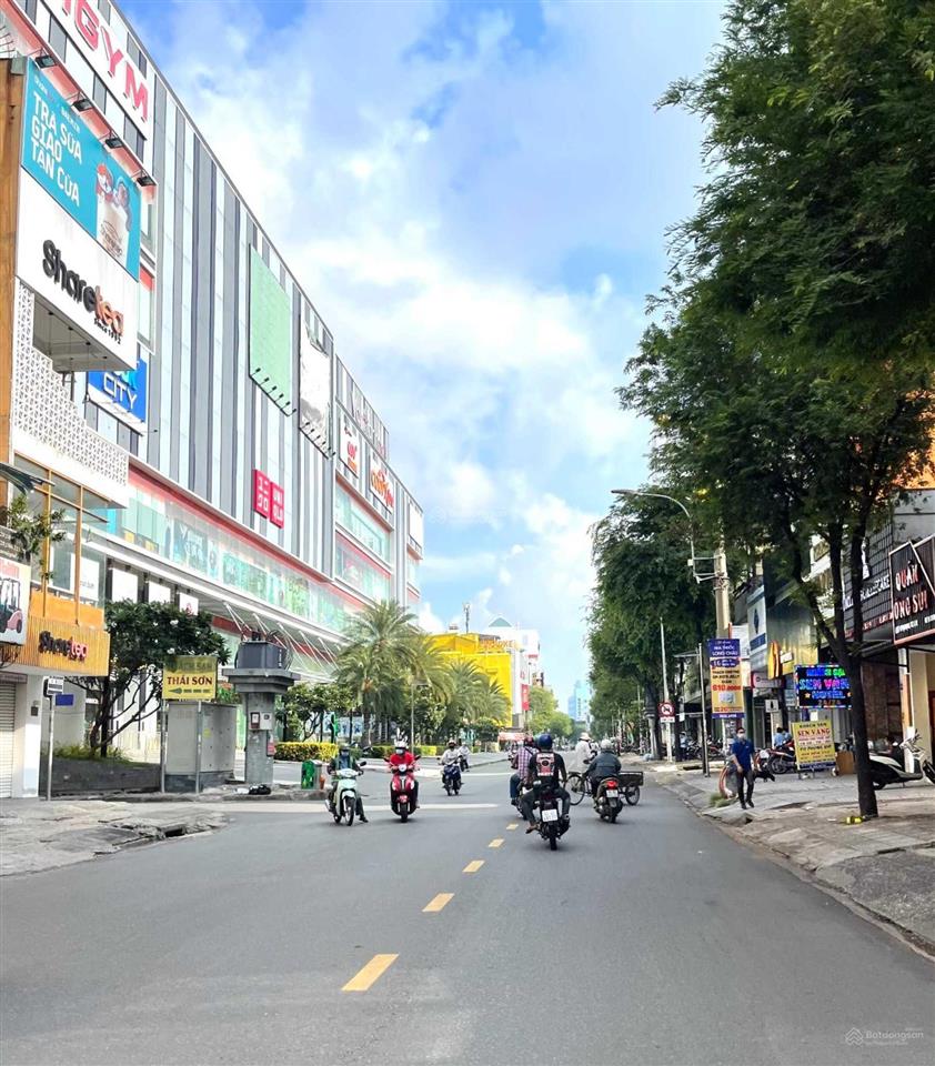 Tòa nhà 20m*15m, hầm 8 tầng góc 2mt cao thắng q10