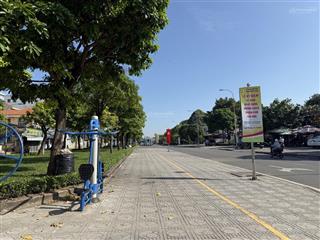 Bán gấp mt ngô quyền, hiệp phú, ngay đường sách 40m. dt 5.5m*35m=180m2. giá tốt chỉ 18 tỷ tl