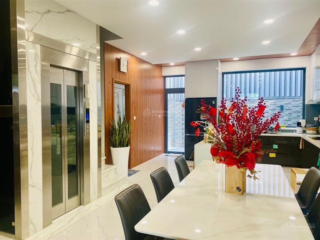 Cho thuê nhà 7x20m. full nội thất cao cấp. có thang máy. nhà mới xây dựng. hầm 4 lầu 5pn. giá 60tr