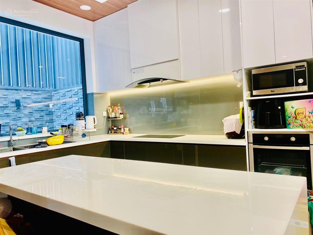 Cho thuê nhà 7x20m. full nội thất cao cấp. có thang máy. nhà mới xây dựng. hầm 4 lầu 5pn. giá 60tr