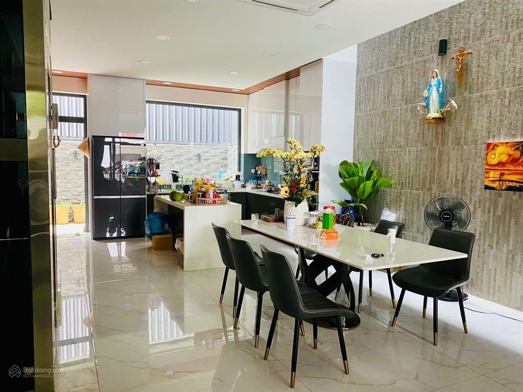 Cho thuê nhà 7x20m. full nội thất cao cấp. có thang máy. nhà mới xây dựng. hầm 4 lầu 5pn. giá 60tr