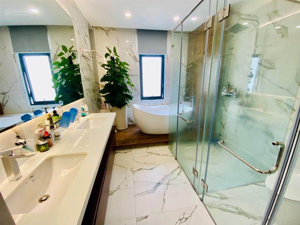 Cho thuê nhà 7x20m. full nội thất cao cấp. có thang máy. nhà mới xây dựng. hầm 4 lầu 5pn. giá 60tr